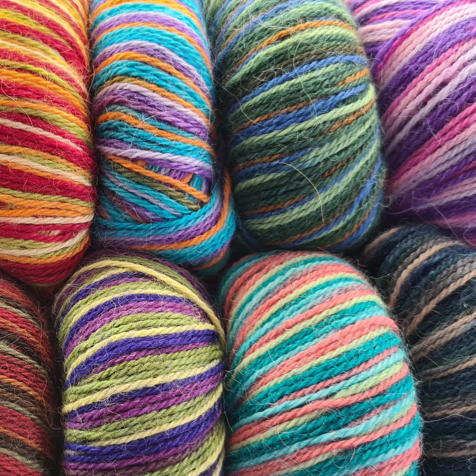 Pure Alpaca 4ply, Anenome, 100% Superfine Alpaca, Artesano 184m/200yds 50g. FREE mitten pattern.